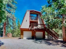 3BR Charming Cabin with Deck, Yard Games and View