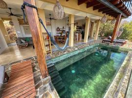 Casa la Vista: New, luxury villa with infinity pool & ocean views，位于马祖特的酒店