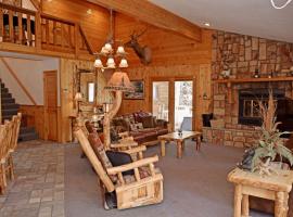 Timber Crest Retreat - Hot Tub - Satellite - Washer - Dryer - Fireplace - Grill - Firepit - Garage Access，位于红河的酒店