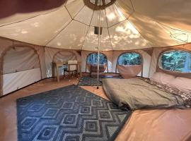 Cozy Luxury Yurt Nestled in the Forest，位于Naples的豪华帐篷