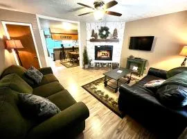 Valley Condo 125 - Prickly Pine Cone - Creekside - WiFi - Hot Tub - Fireplace - Washer - Dryer - Playground