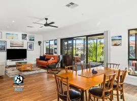 Contemporary Lakeside Stunner 3 Bedrooms & Jetty