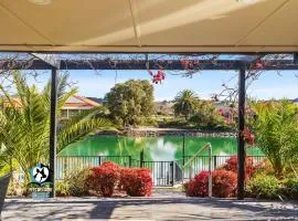 Contemporary Lakeside Stunner 3 bedrooms and jetty