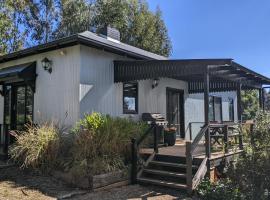 Whispering Moon Cottage，位于奥兰治的酒店