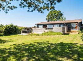 5 Bedroom Amazing Home In Kalundborg，位于凯隆堡的酒店