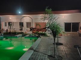 Espace vert avec logement familial et piscine privée terrasse，位于萨菲的酒店