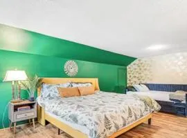 Mobys Beach Getaway Sleeps 11! Flat Beach Access Near Seabrook in Pacific Beach