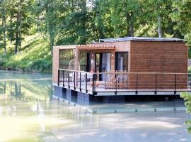 Domaine de Neuville - Ecolodges flottants en Champagne，位于Sainte-Gemme的木屋