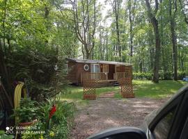 Location mobil-home, ile de France, Havre de paix au coeur d' une forêt avec piscine，位于Saint-Chéron的酒店