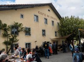 Caf&eacute; du Soleil，位于赛尼厄莱吉耶的宠物友好酒店