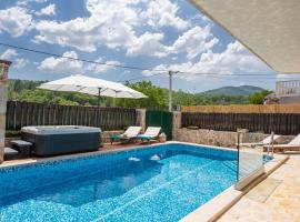 Villa Old House I Hot tub and pool, near Imotski，位于Šumet的酒店