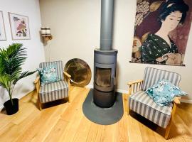 Familiebungalow met sauna & openhaard，位于Föllinge的酒店