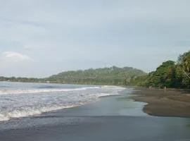 Bonita casa cerca de playa chiquita