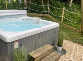 Hunter's Lodge Hot Tub Holiday, Northumberland，位于费尔顿的酒店