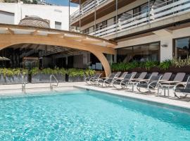 坎耶莱斯海滩酒店，位于罗萨斯的带停车场的酒店