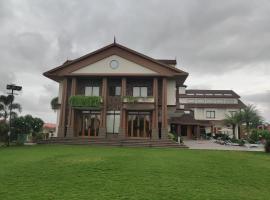 La Casa Club and Resort，位于苏拉特的酒店