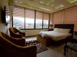 Hotel and Restaurant Shallalat Anjar，位于‘Anjar的酒店