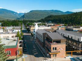 Basecamp Suites Revelstoke，位于雷夫尔斯托克的公寓式酒店