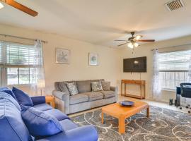 Charming Seminole Home with Patio 6 Mi to Beaches!，位于Seminole的酒店