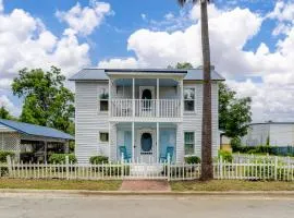 Large Colonial 20 Min from Beach