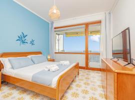 Mimosa Blu con vista mare terrazza - Wi Fi - AC - Parcheggio，位于切尔沃的酒店