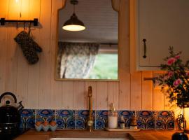 Green hut at Slieve Croob Glamping，位于Ballyward的豪华帐篷