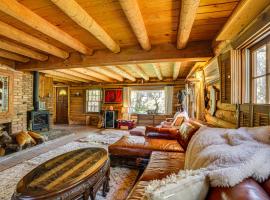 Pine Mountain Club Log Cabin with Resort Amenities!，位于Pine Mountain Club的酒店