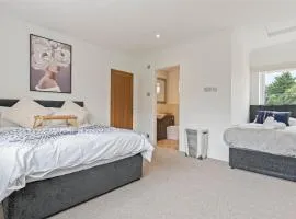 Margaret House - Sleeps 9 - Pool Table, SmartTVs, Fast WiFi, Driveway Parking & Spacious Garden By Yoko Property