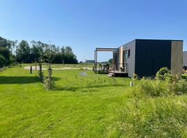 Modern house with a beautiful view of Friesland，位于Menaldum的木屋