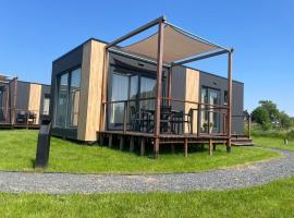 Cottage in Menaam near Frisian Landscape，位于Menaldum的木屋