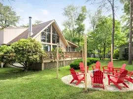 Chalet w Hot Tub Deck Fire Pit Wifi Resort Fun