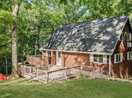 Hot Tub Chalet-Fire Pit Grill Stream & Big Yard，位于Inwood的酒店