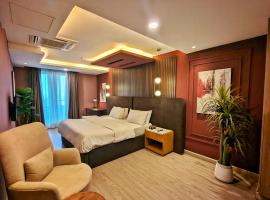 Gold Crest Mall DHA Phase 4 Three-Bedroom Suite，位于拉合尔的酒店