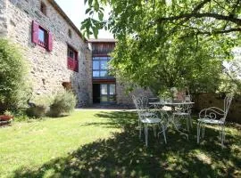 Gîte 4 étoiles au cœur de l’Auvergne avec terrasse, jardin clos et équipements pour enfants - FR-1-582-476