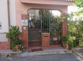 Apartment with terrace on the Strait of Messina，位于圣乔瓦尼镇的酒店