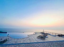 The Rocas Hotel，位于凯里尼亚的酒店