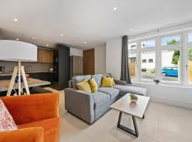 3BR House in Prime Barnet Location with Driveway