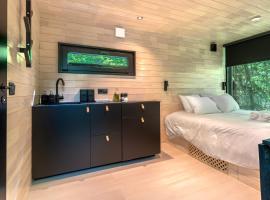 Chic Sauna Cabin Near the Sea - SULIN Cabin Nº03，位于Tsitre的酒店