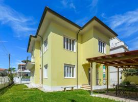 Golden Luxe - Roman Luxury Villa in the Sea，位于卡麦奥雷的酒店