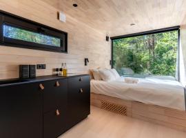 Chic Sauna Cabin Near the Sea - SABIN Cabin Nº04，位于Tsitre的酒店