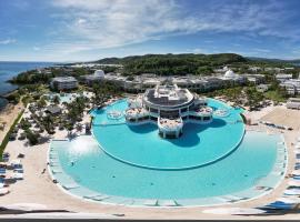 The Signature Level at Grand Palladium Lady Hamilton Resort & Spa- All Inclusive，位于卢西的酒店