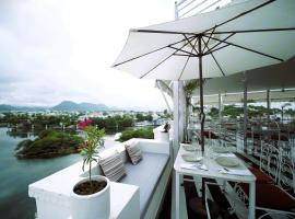 Grandrosse Boutique - Pichola Lake Facing Hotel，位于乌代浦的酒店