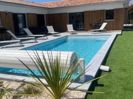 Villa Chrisaline, forêt, golf, océan, télétravail, 3 appartements de 2 à 6 personnes，位于莫列马阿的酒店