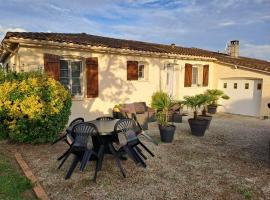 L'île Verte chambre avec salle de bain privée，位于Champagnac的酒店