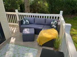 Marigold lodge 8 at Oakdene Forest Park，位于圣伦纳兹的酒店