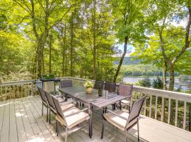 Great Barrington Lakeside Getaway with Kayak and Grill，位于大巴灵顿的酒店