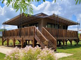Les Chalets du Moulin de Valade，位于Condat-sur-Trincou的酒店