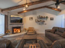 Relaxing 3BR Cottage 1 mile to Main st attractions Views，位于加特林堡的酒店