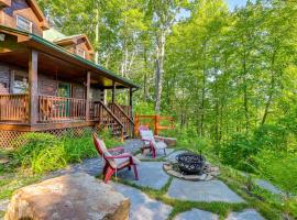 Pet-Friendly Bryson City Cabin with Fire Pit and Deck!，位于布赖森城的酒店