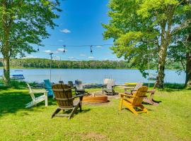 Bitely Cottage Rental Fire Pit and Beach!，位于Bitely的酒店